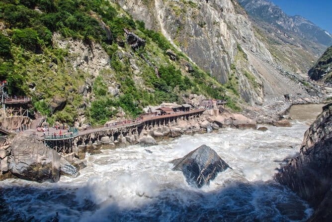 1 Day Tiger Teaping Gorge Private Tour from Lijiang or Shangri-La - Old Town stops: brief, useful, and not the main event