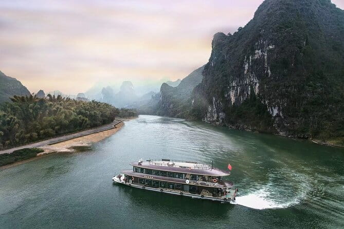 1-Day tour of Guilin-LiRiver cruise-Yangshuo Xianggong hill - The 4-star Li River cruise: what you see from a boat with A/C