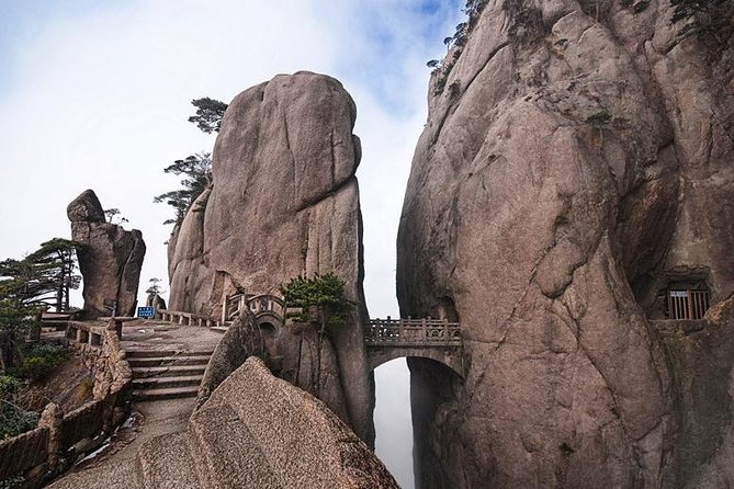 3-Day Yellow Mountains, Hongcun Village and Tunxi Ancient Street Private Tour - Day 2 on Huangshan: Cable Car to Yungu Temple, then Peaks, Pines, and the Xihai Grand Canyon