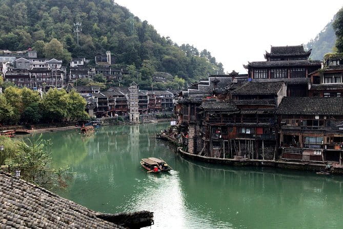 4-Day Private Zhangjiajie Tour: Avatar Mountains & Glass Bridge - The guide experience: efficiency, care, and photo help
