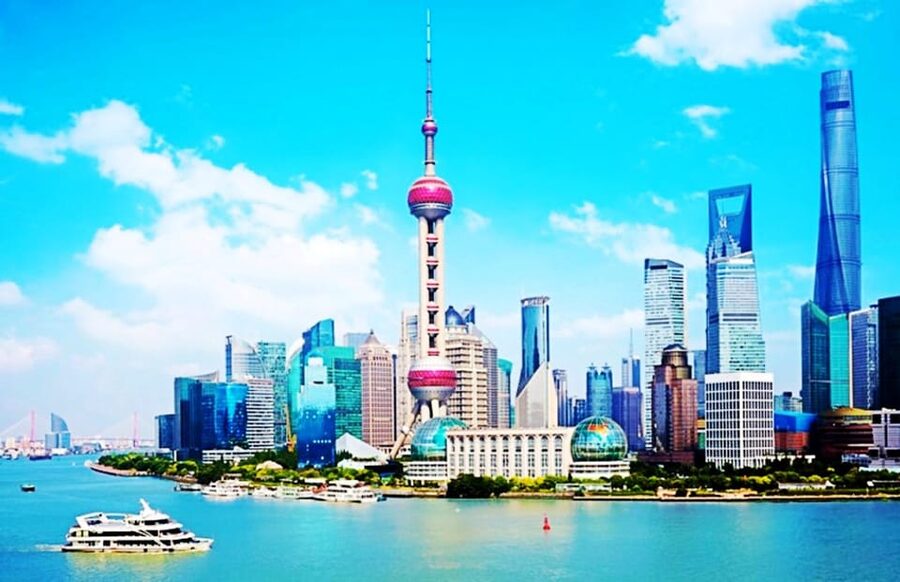 4-Hour Shanghai City Private Tour by German-Speaking Guide - The Bund walk: lover’s wall and a clean compare of old Shanghai and modern skyline