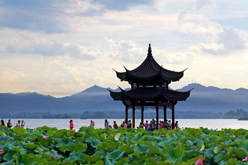 7 hours Hangzhou Tour Itinerary - West Lake by boat plus guided time on the water’s edge