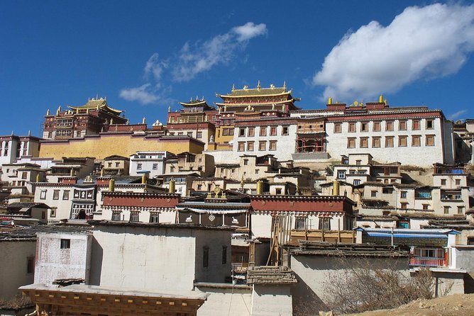 8-Day Private Yunnan Tour to Kunming, Dali, Lijiang and Shangri-La - Day 1 in Kunming: Airport Meet, Golden Temple, and Green Lake Calm