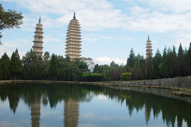 8-Day Private Yunnan Tour to Kunming, Dali, Lijiang and Shangri-La - Day 2: Zhuanxin Wet Market and the Stone Forest’s Karst Magic
