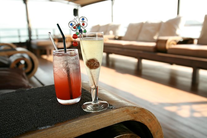 Aqua Luna: Evening Cruise at Victoria Harbour Hong Kong - The 45-Minute Experience: What You Actually See on the Water