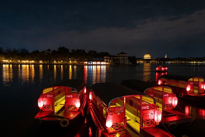 Beijing Hutong Night Tour with Yunnan Style Dinner and Chartered Boat Ride at Houhai Lake - Why This Beijing Hutong Night Feels Different at Night