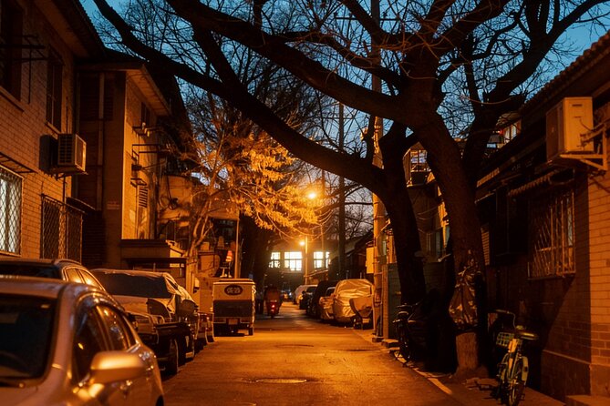 Beijing Hutong Night Tour with Yunnan Style Dinner and Chartered Boat Ride at Houhai Lake - From Dinner to the Lake: Shicha Lake Park and Boarding Time