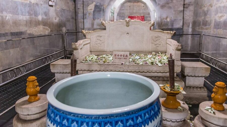 Beijing: Longqing Gorge, Ming Tombs & Lunch Private Day Tour - English Guides and the Value of Asking Questions