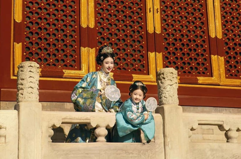 Beijing Traditional Hanfu Experience & Photoshoot for Groups - The Photoshoot Session: 1-on-1 Posing Help Makes the Difference