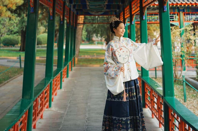 Beijing Traditional Hanfu Experience & Photoshoot for Groups - Your Photo Set: Raw Images, Retouching, and Delivery Timing