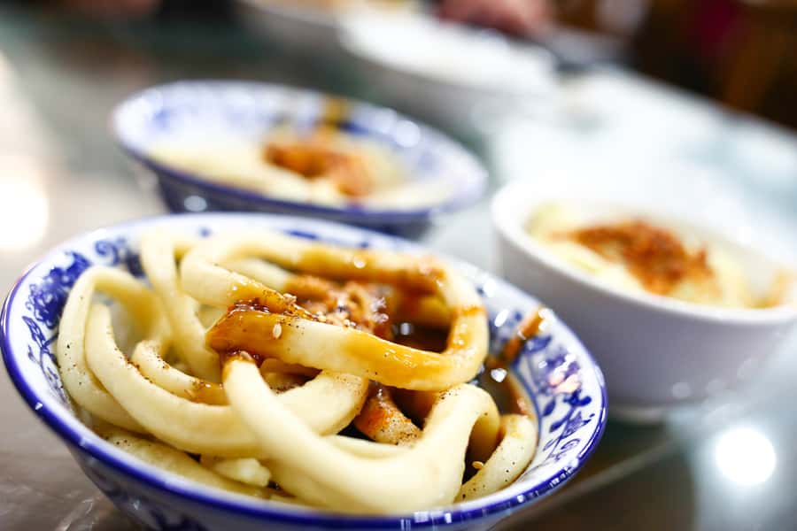 Chengdu: Hidden Dishes and Beers UNESCO Food Evening Tour - Stop 1, the residential dumpling welcome