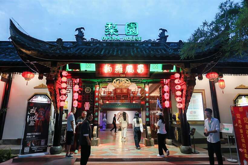 Chengdu: Sichuan Opera Face-Changing and Acrobatics Show - The ancient opera-garden setting in Qingyang Palace area