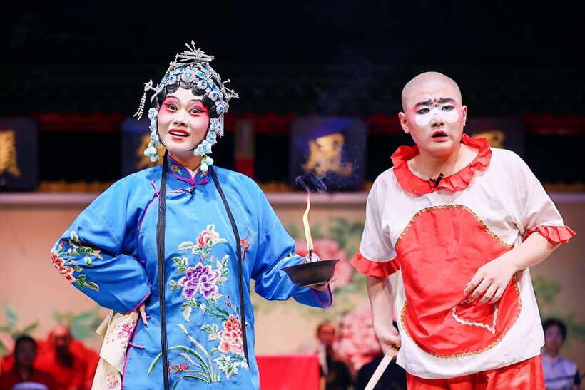 Chengdu: Sichuan Opera Face-Changing and Acrobatics Show - Dress-up, photo moments, and the optional add-on choice