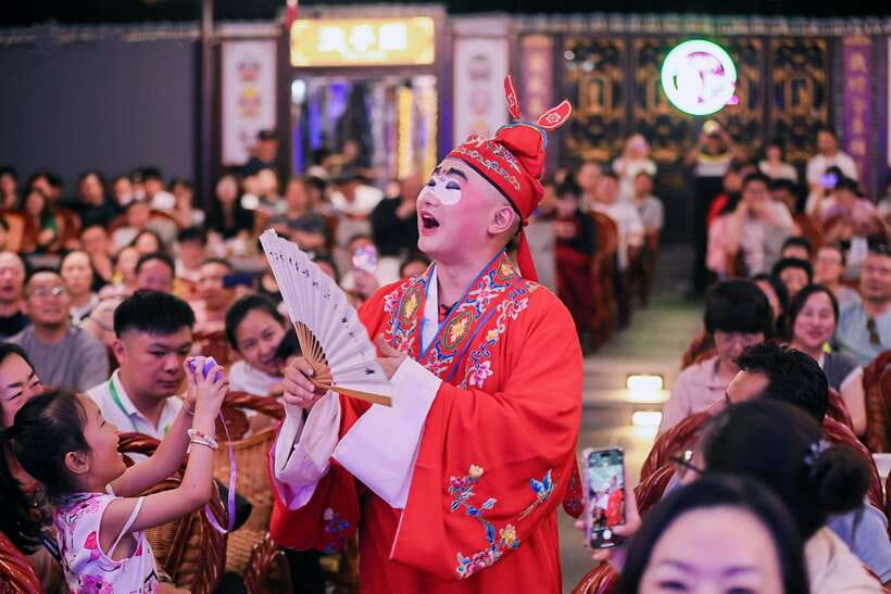 Chengdu: Sichuan Opera Face-Changing and Acrobatics Show - Price and value: what $32 actually buys you