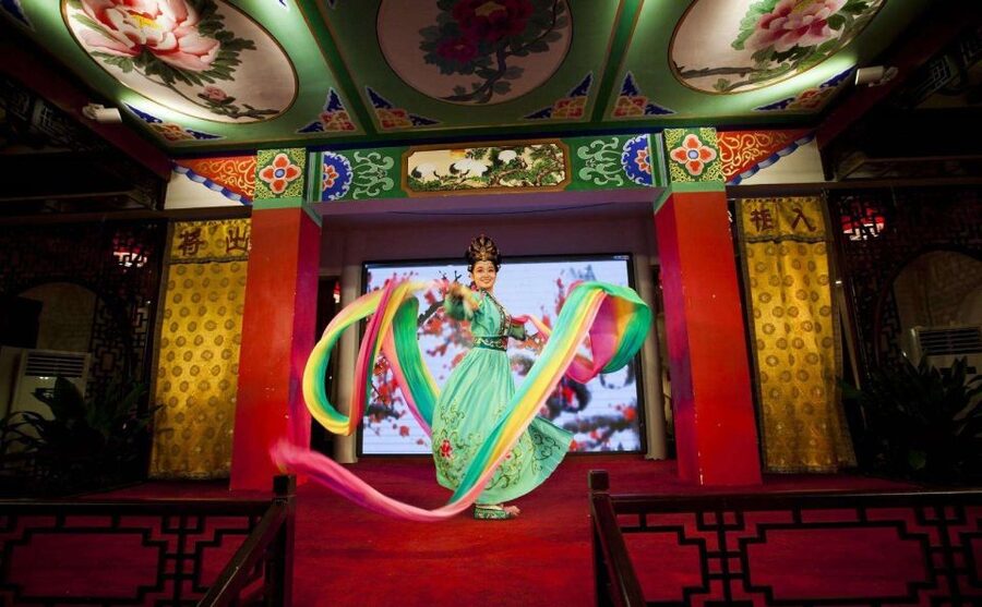 Chengdu: Sichuan Opera Shu Feng Yan Yun Evening Show Ticket - Price and value: $31 that includes tea and a local experience