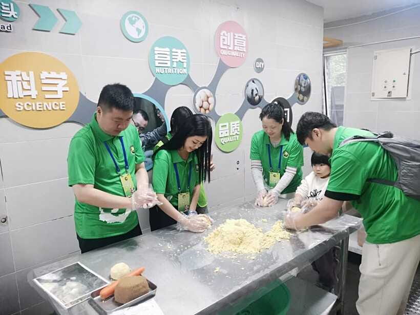 Chengdu: Volunteer Day Experience at Dujiangyan Panda base - 11:30 to 13:30, Lunch at the Panda Base (and How to Make It Work for You)