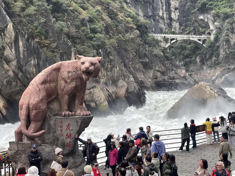 China Tiger Leaping Gorge: A Canyon Adventure - Tiger Leaping Gorge in a half-day loop, plus the Yangtze first bend