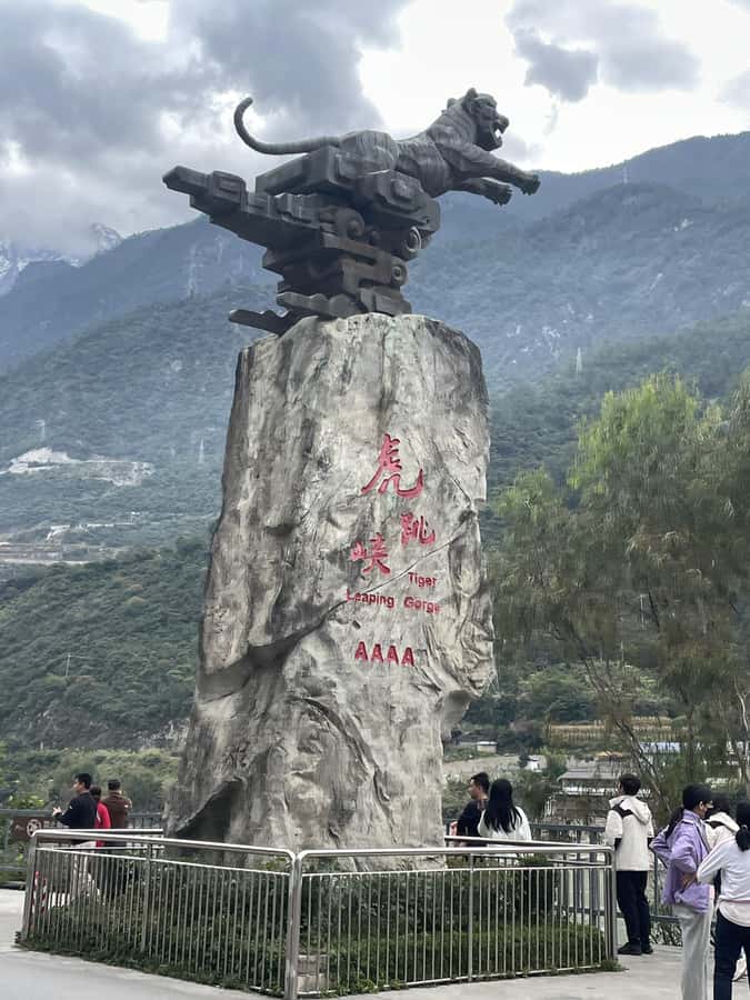 China Tiger Leaping Gorge: A Canyon Adventure - The First Bay of the Yangtze River: a quick stop with big geography context