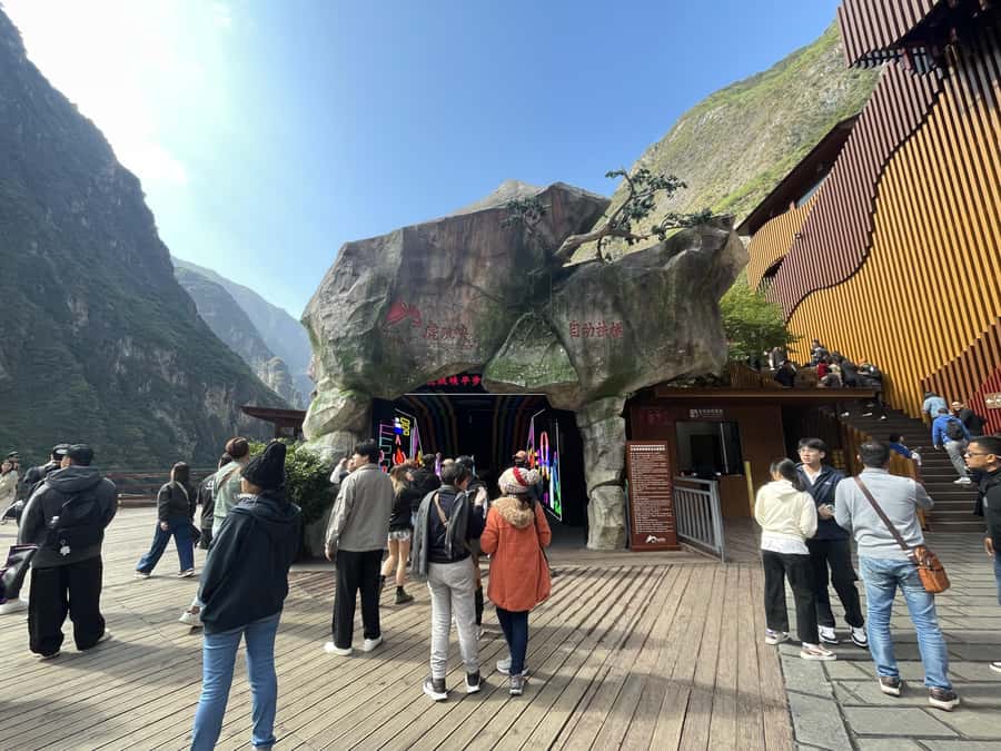 China Tiger Leaping Gorge: A Canyon Adventure - The return drive back to your old town hotel drop-offs