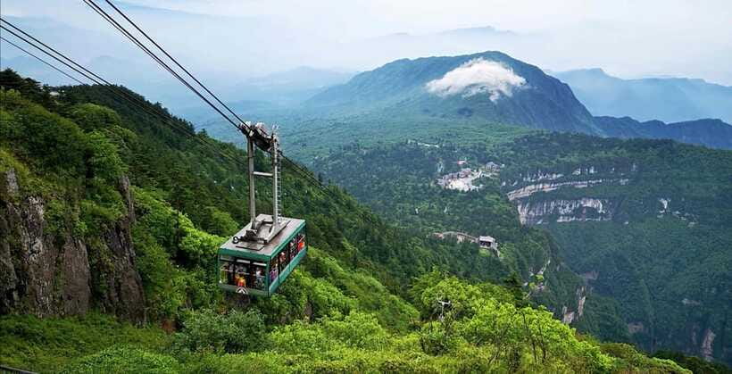 From Chengdu: Mount Emei Day Trip with Golden Summit Visit - Baoguo Temple: giant religious objects, porcelain Buddha, and a 25-ton bell