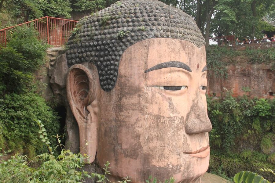 Full-Day Tour of Leshan's Giant Buddha from Chengdu - Choosing the climb: what “top views” really mean