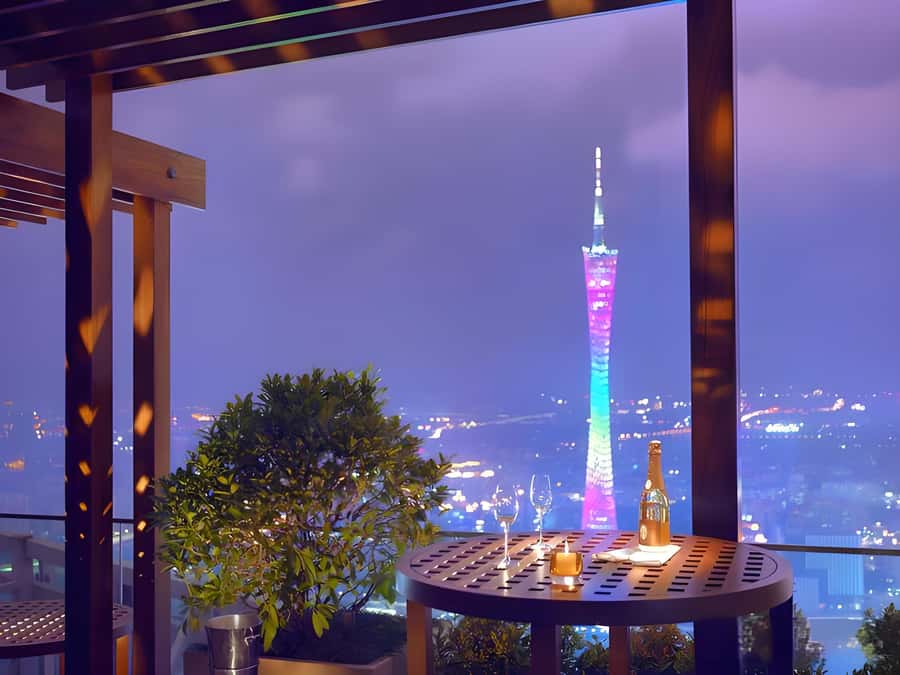 GuangZhou: 70 Floor RoofTop openair Bar, Sunset & Light Show - Quick take: what makes this Guangzhou rooftop evening work