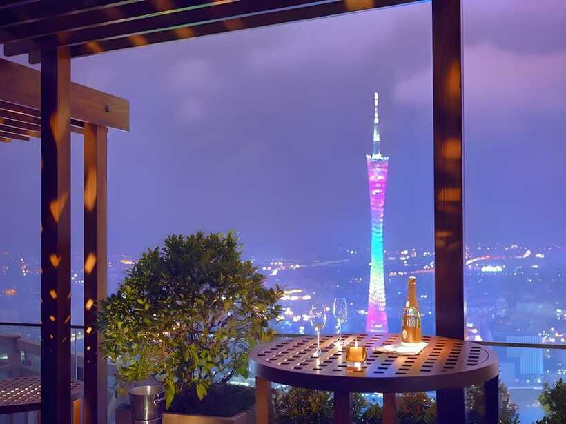 GuangZhou: 70 Floor RoofTop openair Bar, Sunset & Light Show - Watching the Canton Tower: Sunset, Then Lights