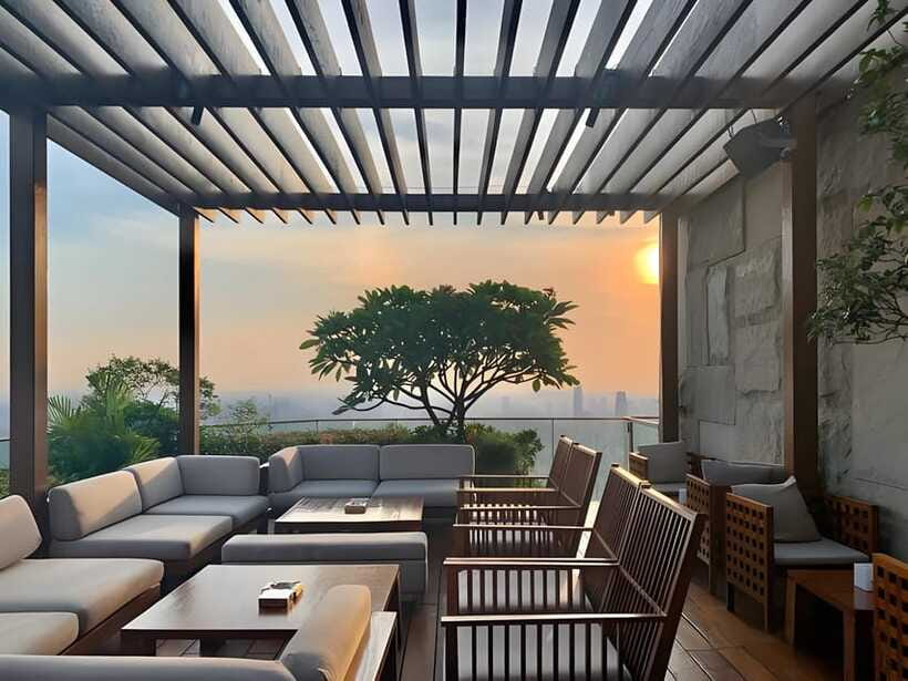 GuangZhou: 70 Floor RoofTop openair Bar, Sunset & Light Show - Service Pace: What to Expect When the Rounds Slow Down