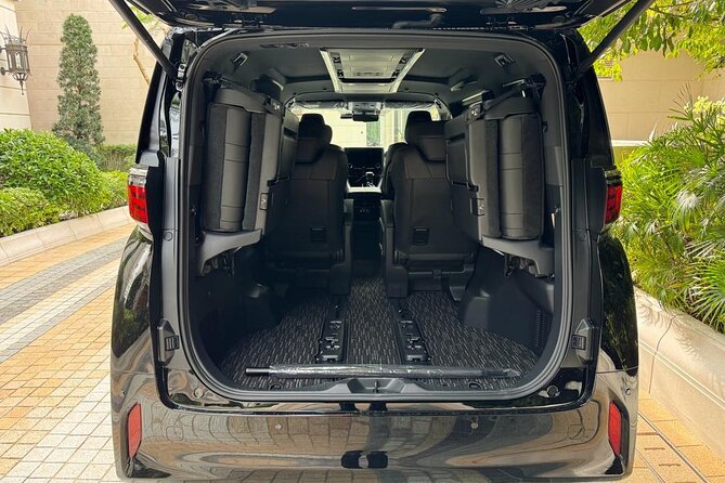 Hong Kong Airport Transfer Luxury MPV - City to Airport: How the Driver Finds You Using WhatsApp, Line, or WeChat