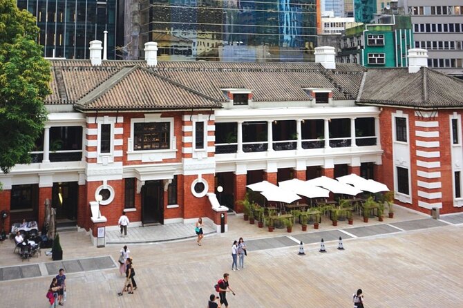 Hong Kong Day Tour: City Landmarks & Highlights - Man Mo Temple and Cat Street: spiritual calm and bargain browsing