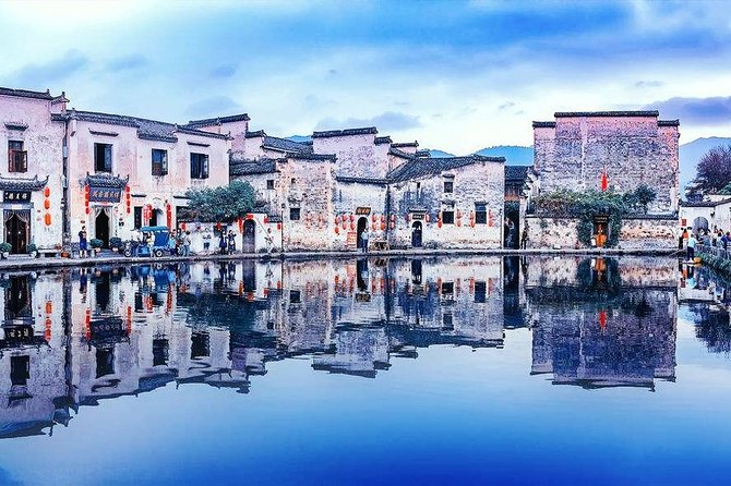 Hongcun Ancient Village Half-Day Private Tour from Huangshan - The lake, markets, and what to look for while you wander