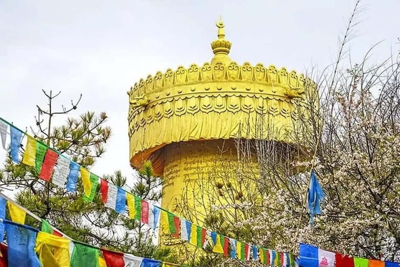 Lijiang to Shangri-La HuXiang Road Private Scenic Tour - Niru Village: colorful Tibetan costumes and careful craft
