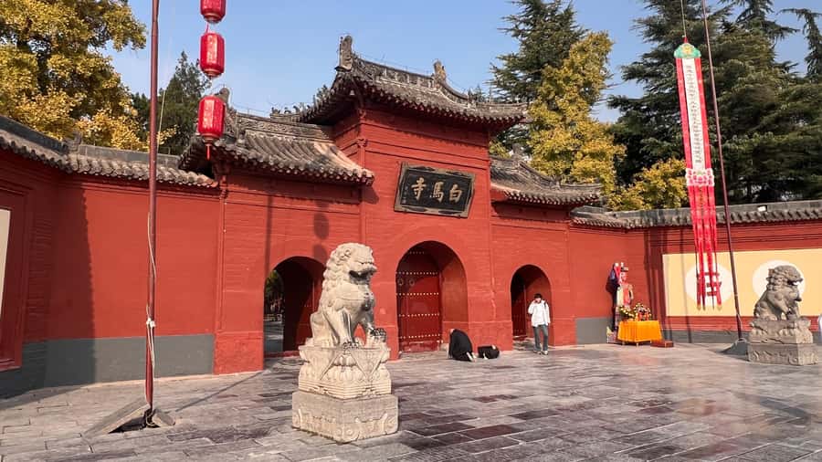 Luoyang: Day tour from Xian or LuoYang with tickets options - The Kung Fu show by Shaolin monks: what to expect and how to get the most out of it