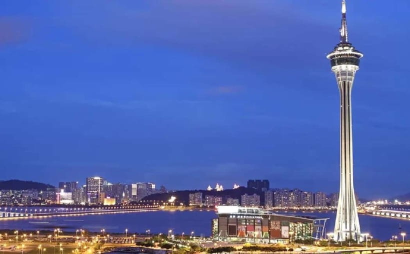 Macau: Macau Tower Observation Deck Ticket - Taking a Break at the 360° Café on Level 60