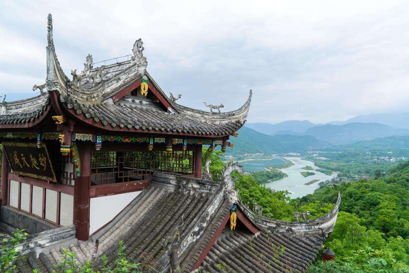 Mount Qingcheng Tour: Explore Serene and Sacred Taoist Site - Why Qingcheng feels different than most day trips from Chengdu