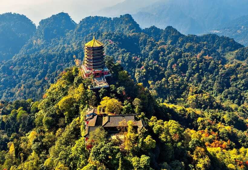 Mount Qingcheng Tour: Explore Serene and Sacred Taoist Site - Front Mountain focus versus Back Mountain calm