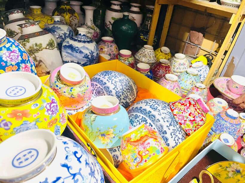 Night Market Haggling Adventure with an English Guide! - Snack Time at Panjiayuan: Stop Guessing and Start Eating