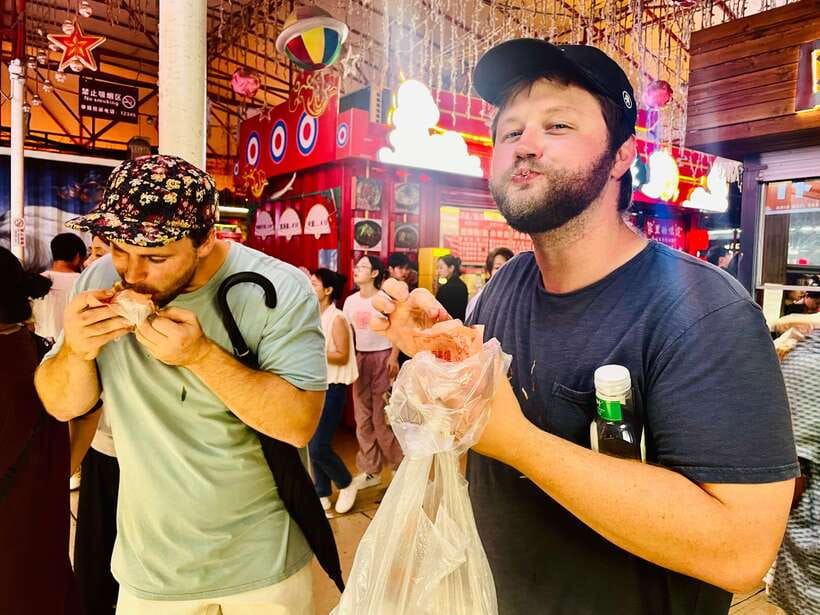 Night Market Haggling Adventure with an English Guide! - Meeting at Panjiayuan Station, Then Letting the Market Lead