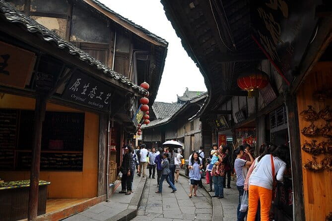 One Day Trip to Chengdu Panda Base and Leshan Buddha Tour - The Door-to-Door Private Driver Setup, and Why It Matters