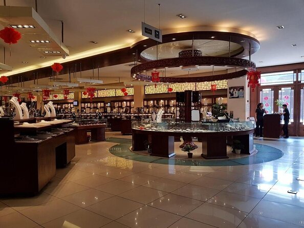 Private Tour to Pearl Market Acrobatic Show & Peking Duck Dinner - Key things you’ll notice right away