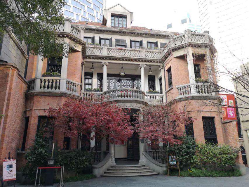 Shanghai Highlights and Zhujiajiao Water Town Private Tour - Lunch included in local Chinese style, plus time for shopping
