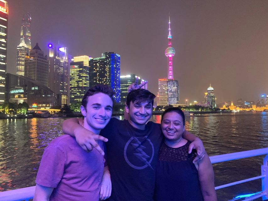 Shanghai: Night River Cruise Tour with Xinjiang Style Dining - Make the photos better: where timing helps