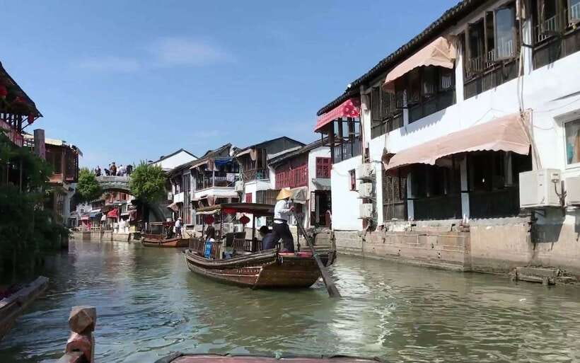 Shanghai: Private Shanghai & Zhujiajiao Tour with Lunch - Yuyuan Garden or Jade Buddha Temple: Choose Based on the Day