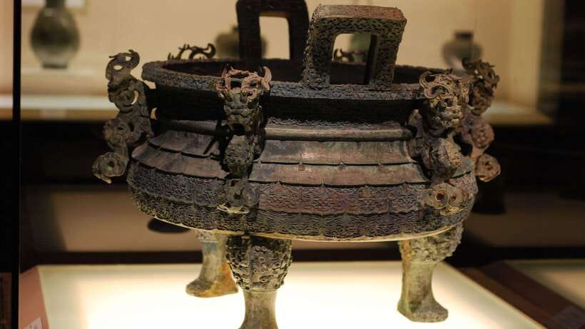 Shanghai: Private Tour of the Shanghai Museum - Meeting at the Shanghai Museum East Wing, and how the guide finds you