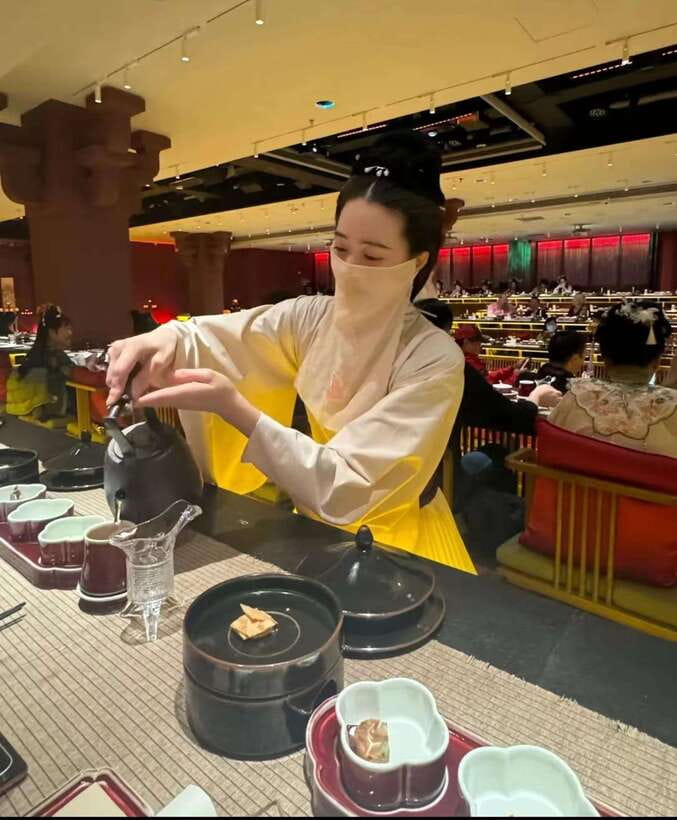 Shanghai: Royal Banquet with Chinese Cultural Performance - Timing: lunch check-in at 11:30, dinner check-in at 18:00