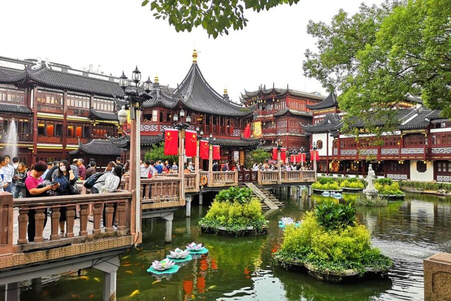Shanghai: Yu Garden and City God Temple Walking Tour - The Walk Into Yu Garden: Classic Private Garden Design, Up Close