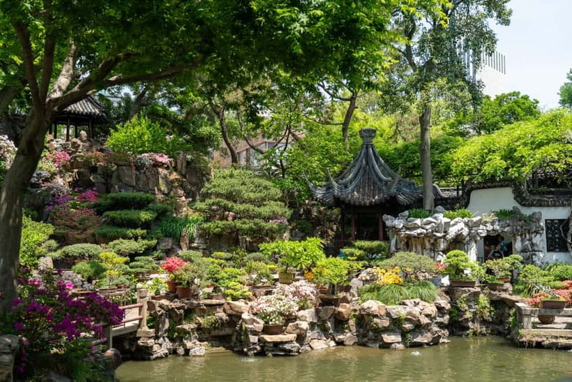 Shanghai: Yuyuan, City God Temple Old City Tour-Tip Based - Stop 4: Yuyuan Garden Smallware, craft shopping with guardrails