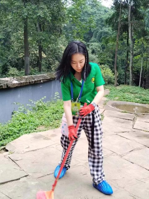 Sichuan: Big Panda Volunteer Day tour - What you actually do: cleaning, food prep, and learning panda routines