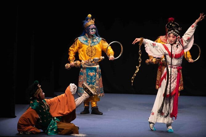 Sichuan Opera with face-changing at Sichuan opera theater - A first-time-friendly night of Sichuan Opera