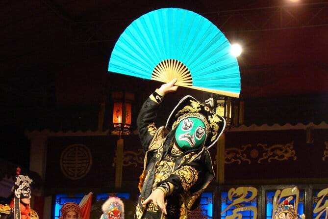 Sichuan Opera with face-changing at Sichuan opera theater - Logistics that matter on show night